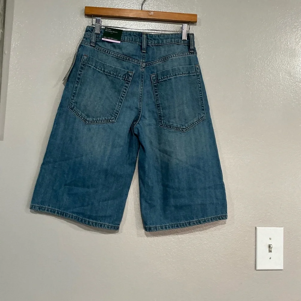 Women’s Low Rise Baggy Denim Skate Shorts Light Wash. 00